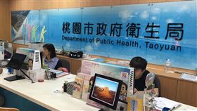 問題雞蛋流入桃園　衛生局急下架桃園市衛生局接獲食藥署通知，彰化蛋雞場普芬尼問題雞蛋流入桃園一家蛋行，衛生局23日立即前往店家稽查，並將這些問題雞蛋緊急下架，避免流入市面。中央社記者吳睿騏桃園攝　106年8月23日