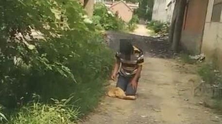 大男人當街下跪　背後原因讓人氣炸