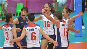 世大運女排預賽首勝法國（2）台北世大運21日女子排球項目中華隊（圖）對上法國隊，中華女排一路取得領先優勢，最後以直落三擊敗法國隊，拿下台北世大運女排預賽首勝。中央社記者孫仲達攝　106年8月21日