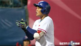 中華隊7局下靠范國宸陽春轟，追成3：4落後1分差。（圖／記者邱榮吉攝）