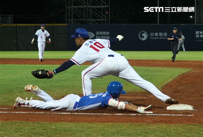世大運棒球中華隊出戰韓國隊精彩畫面。（記者邱榮吉/攝影）