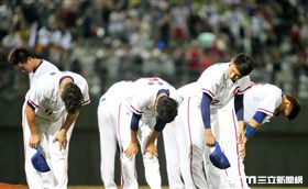 世大運中華棒球隊隊球員蘇智傑、林安可、總教練郭李建夫、球員范國宸，除向全國人民道歉外並說明中韓之戰中華隊輸球原因。（記者邱榮吉/攝影）