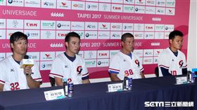 世大運中華棒球隊隊球員蘇智傑、林安可、總教練郭李建夫、球員范國宸，除向全國人民道歉外並說明中韓之戰中華隊輸球原因。（記者邱榮吉/攝影）