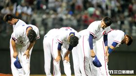 ▲台北世大運地主中華隊賽後向球迷鞠躬。（圖／記者邱榮吉攝）