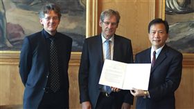 瑞士蘇黎士大學將開設台灣研究講座駐瑞士代表谷瑞生（右）今天與瑞士蘇黎士大學文學暨社會科學院院長卓納斯（中）及漢學系教授貝赫簽署「台灣研究計畫」備忘錄，學校將開設台灣研究講座。（駐瑞士代表處提供）中央社記者唐佩君布魯塞爾傳真 106年8月24日