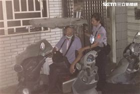 員警蔡宜真推得滿身大汗制服全濕護送張男返回住處。（圖／翻攝畫面）