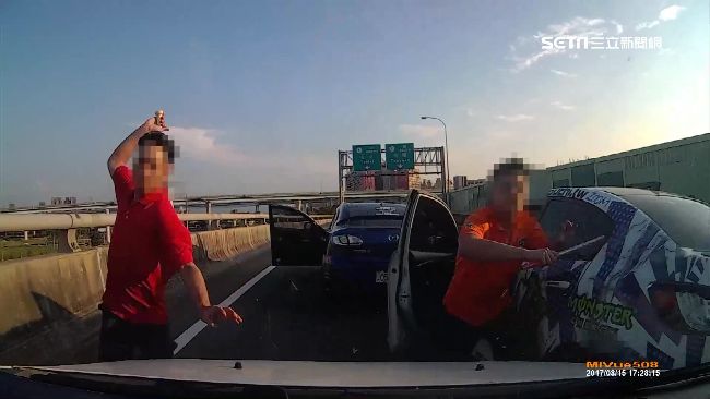 不滿被超車　惡煞3度逼車持棍棒砸車