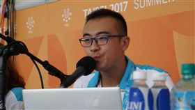 國際田總(IAAF)華語官方播報第一人陳晨，擔任世大運現場中文解說員。（圖／世大運執委會提供）
