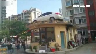 大媽亂停堵入口　車遭「吊屋頂」示眾