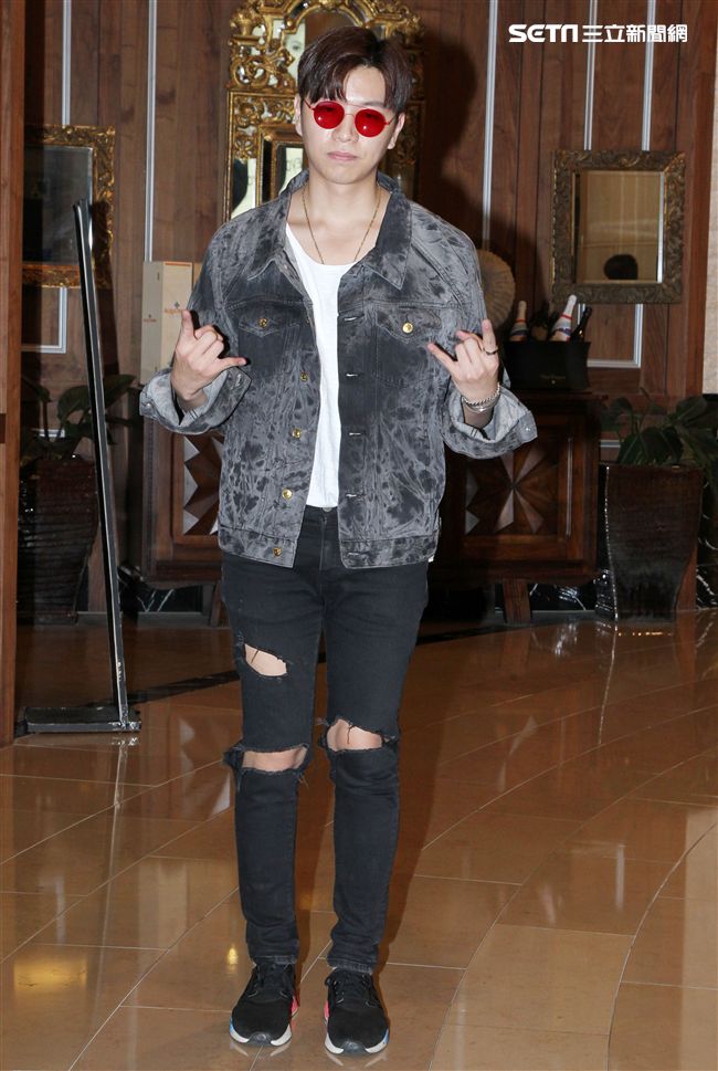 在韓國發展的本地音樂人梁根榮，不發韓語歌而是發華語歌，回台宣傳自己創作的華語單曲「Stop Sugar」（不要再甜言蜜語）。（記者邱榮吉/攝影）