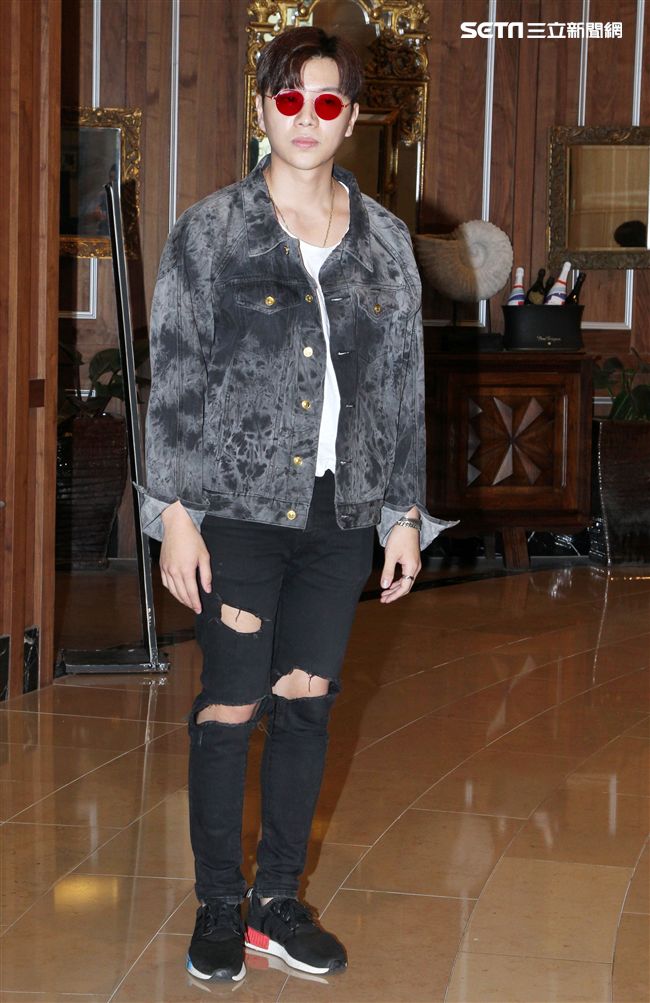 在韓國發展的本地音樂人梁根榮，不發韓語歌而是發華語歌，回台宣傳自己創作的華語單曲「Stop Sugar」（不要再甜言蜜語）。（記者邱榮吉/攝影）