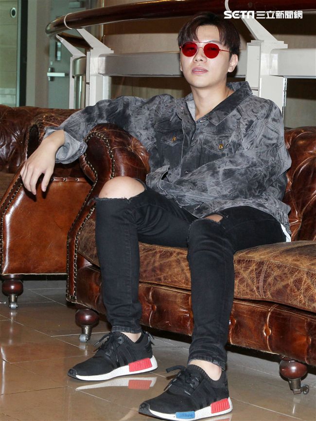 在韓國發展的本地音樂人梁根榮，不發韓語歌而是發華語歌，回台宣傳自己創作的華語單曲「Stop Sugar」（不要再甜言蜜語）。（記者邱榮吉/攝影）