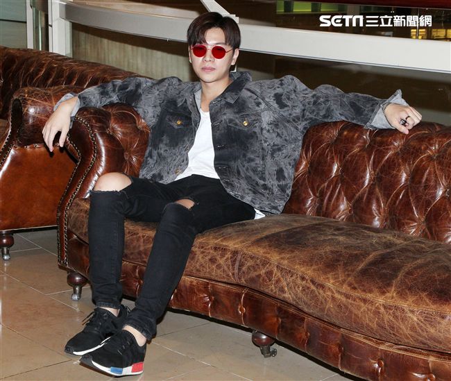 在韓國發展的本地音樂人梁根榮，不發韓語歌而是發華語歌，回台宣傳自己創作的華語單曲「Stop Sugar」（不要再甜言蜜語）。（記者邱榮吉/攝影）