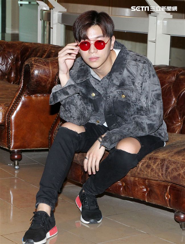 在韓國發展的本地音樂人梁根榮，不發韓語歌而是發華語歌，回台宣傳自己創作的華語單曲「Stop Sugar」（不要再甜言蜜語）。（記者邱榮吉/攝影）