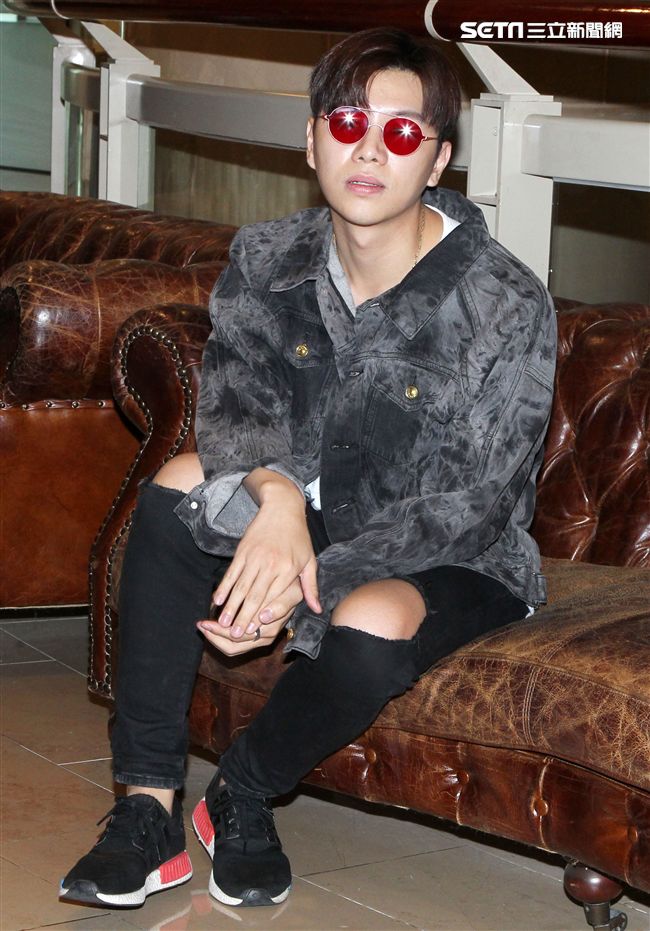 在韓國發展的本地音樂人梁根榮，不發韓語歌而是發華語歌，回台宣傳自己創作的華語單曲「Stop Sugar」（不要再甜言蜜語）。（記者邱榮吉/攝影）