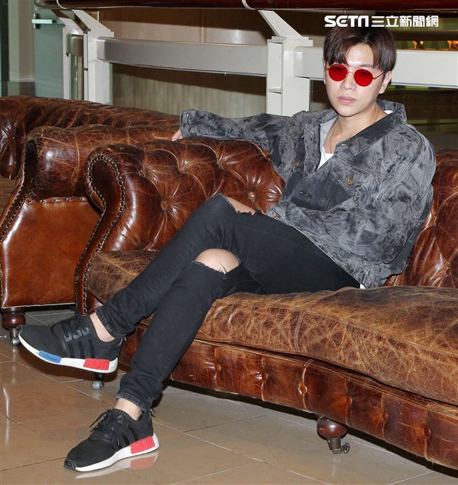 在韓國發展的本地音樂人梁根榮，不發韓語歌而是發華語歌，回台宣傳自己創作的華語單曲「Stop Sugar」（不要再甜言蜜語）。（記者邱榮吉/攝影）