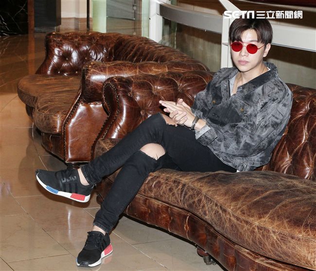 在韓國發展的本地音樂人梁根榮，不發韓語歌而是發華語歌，回台宣傳自己創作的華語單曲「Stop Sugar」（不要再甜言蜜語）。（記者邱榮吉/攝影）