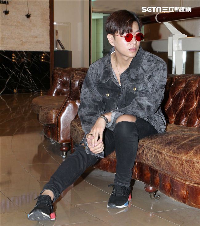 在韓國發展的本地音樂人梁根榮，不發韓語歌而是發華語歌，回台宣傳自己創作的華語單曲「Stop Sugar」（不要再甜言蜜語）。（記者邱榮吉/攝影）