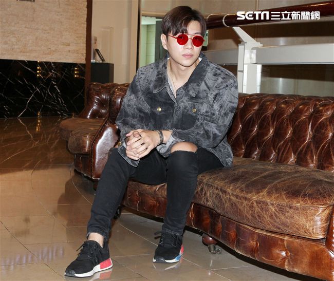 在韓國發展的本地音樂人梁根榮，不發韓語歌而是發華語歌，回台宣傳自己創作的華語單曲「Stop Sugar」（不要再甜言蜜語）。（記者邱榮吉/攝影）