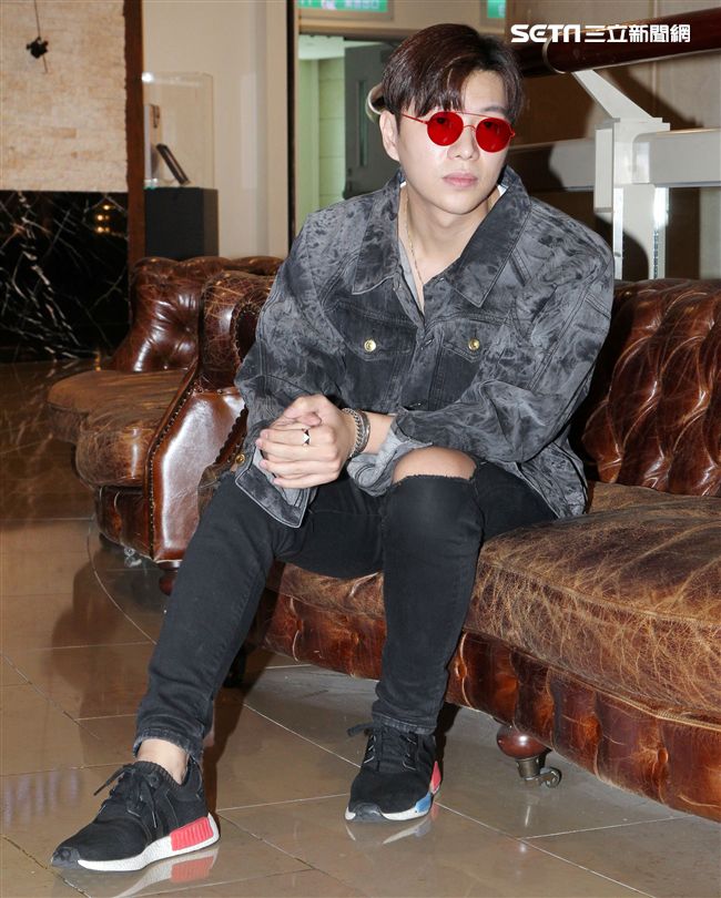 在韓國發展的本地音樂人梁根榮，不發韓語歌而是發華語歌，回台宣傳自己創作的華語單曲「Stop Sugar」（不要再甜言蜜語）。（記者邱榮吉/攝影）