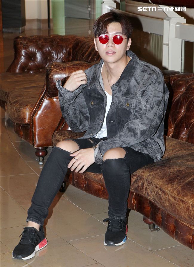 在韓國發展的本地音樂人梁根榮，不發韓語歌而是發華語歌，回台宣傳自己創作的華語單曲「Stop Sugar」（不要再甜言蜜語）。（記者邱榮吉/攝影）