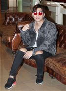 在韓國發展的本地音樂人梁根榮，不發韓語歌而是發華語歌，回台宣傳自己創作的華語單曲「Stop Sugar」（不要再甜言蜜語）。（記者邱榮吉/攝影）