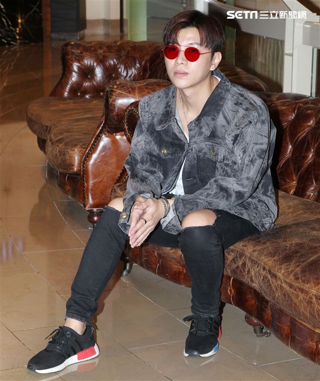 在韓國發展的本地音樂人梁根榮，不發韓語歌而是發華語歌，回台宣傳自己創作的華語單曲「Stop Sugar」（不要再甜言蜜語）。（記者邱榮吉/攝影）