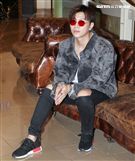 在韓國發展的本地音樂人梁根榮，不發韓語歌而是發華語歌，回台宣傳自己創作的華語單曲「Stop Sugar」（不要再甜言蜜語）。（記者邱榮吉/攝影）