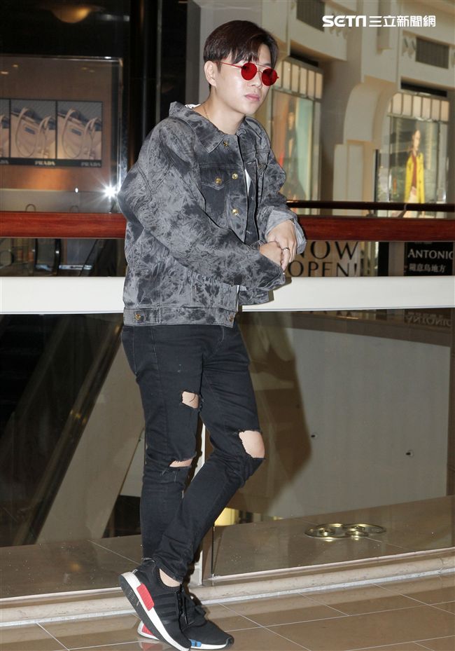 在韓國發展的本地音樂人梁根榮，不發韓語歌而是發華語歌，回台宣傳自己創作的華語單曲「Stop Sugar」（不要再甜言蜜語）。（記者邱榮吉/攝影）