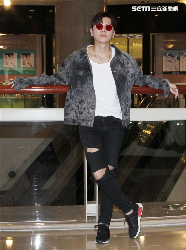 在韓國發展的本地音樂人梁根榮，不發韓語歌而是發華語歌，回台宣傳自己創作的華語單曲「Stop Sugar」（不要再甜言蜜語）。（記者邱榮吉/攝影）