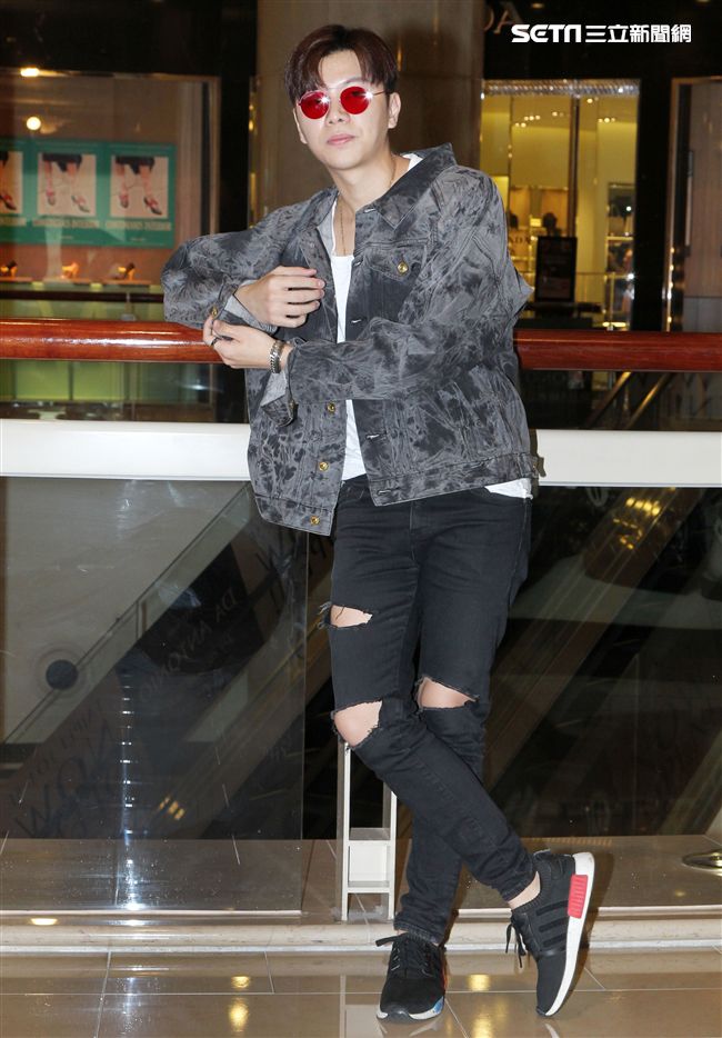 在韓國發展的本地音樂人梁根榮，不發韓語歌而是發華語歌，回台宣傳自己創作的華語單曲「Stop Sugar」（不要再甜言蜜語）。（記者邱榮吉/攝影）