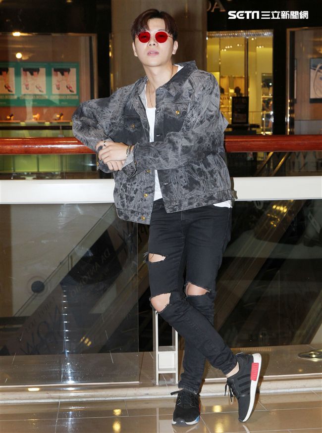 在韓國發展的本地音樂人梁根榮，不發韓語歌而是發華語歌，回台宣傳自己創作的華語單曲「Stop Sugar」（不要再甜言蜜語）。（記者邱榮吉/攝影）