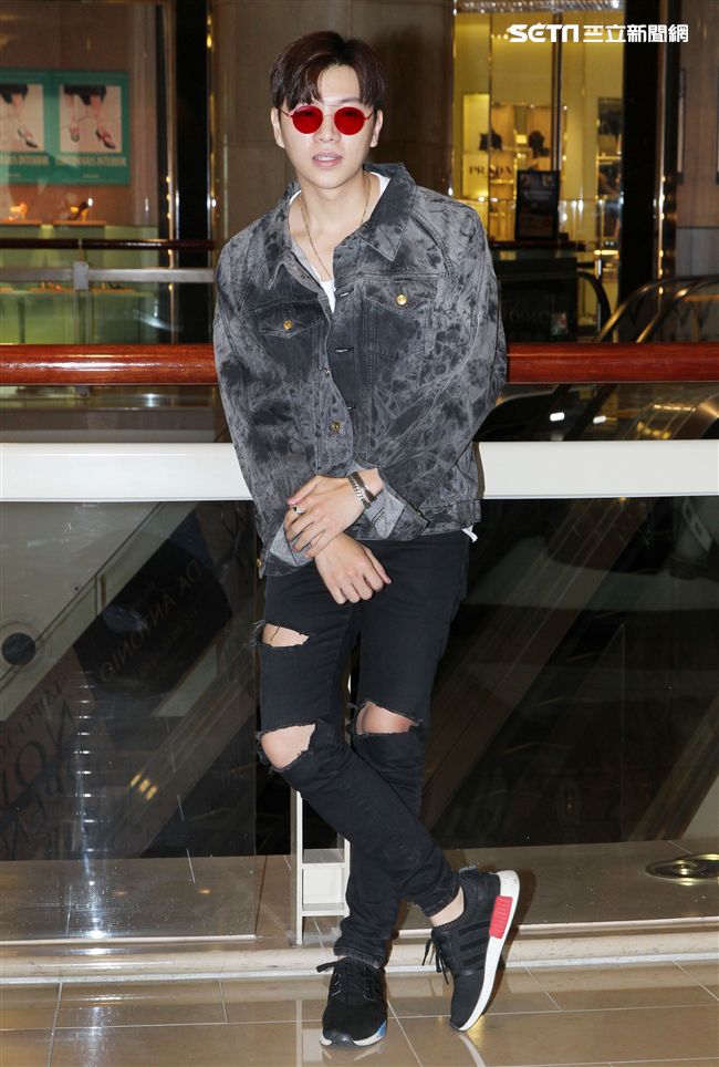 在韓國發展的本地音樂人梁根榮，不發韓語歌而是發華語歌，回台宣傳自己創作的華語單曲「Stop Sugar」（不要再甜言蜜語）。（記者邱榮吉/攝影）