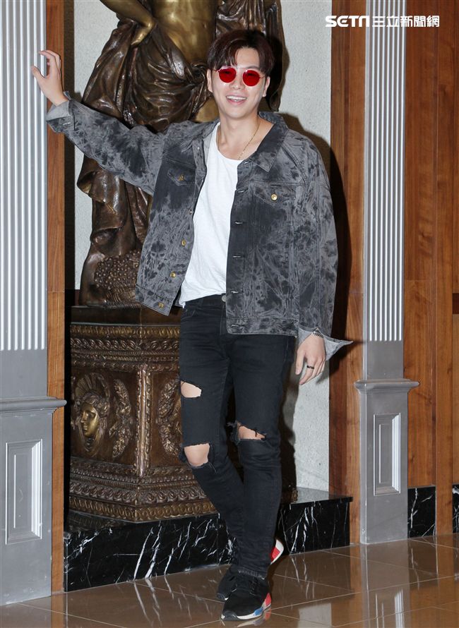 在韓國發展的本地音樂人梁根榮，不發韓語歌而是發華語歌，回台宣傳自己創作的華語單曲「Stop Sugar」（不要再甜言蜜語）。（記者邱榮吉/攝影）