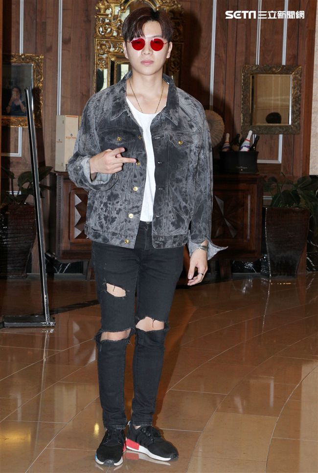 在韓國發展的本地音樂人梁根榮，不發韓語歌而是發華語歌，回台宣傳自己創作的華語單曲「Stop Sugar」（不要再甜言蜜語）。（記者邱榮吉/攝影）