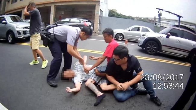 請你移開！亂停車被請走　男揮刀恐嚇