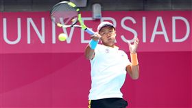 世大運網球　李冠毅晉級（2）台北世大運網球單打男子組21日在台北市網球中心舉行，抽籤抽中第5種子的中華隊選手李冠毅（圖）對上義大利選手Marco Micunco，李冠毅以6比0、6比1直落二輕取對手。中央社記者吳家昇攝　106年8月21日