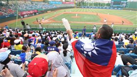 球迷為中華隊加油（2）2017年世大運棒球賽20日開打，棒球首日門票7800張銷售一空，戶外攝氏37度高溫烈日下，天母球場上午湧現人潮，有球迷披著大國旗到場為中華隊加油。中央社記者張新偉攝　106年8月20日