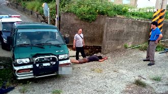 偷車賊載贓物卡斜坡　見警察嚇趴求饒