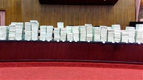 阻擋前瞻預算審查，國民黨上萬提案占滿主席台。（圖／取自鄭運鵬臉書）
