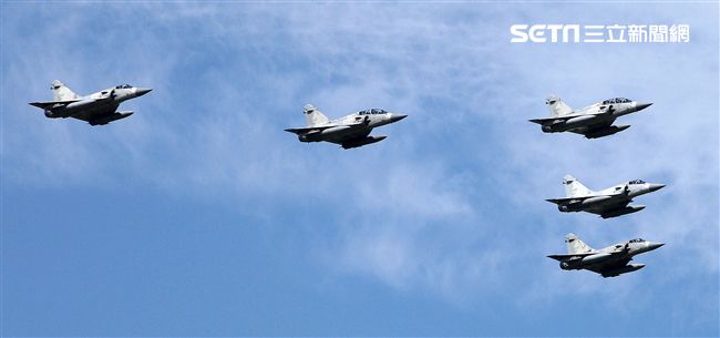 空軍幻象2000彩繪機單機特技操演。（記者邱榮吉/攝影）