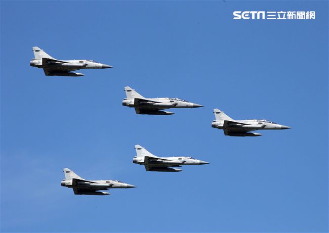 空軍幻象2000彩繪機單機特技操演。（記者邱榮吉/攝影）