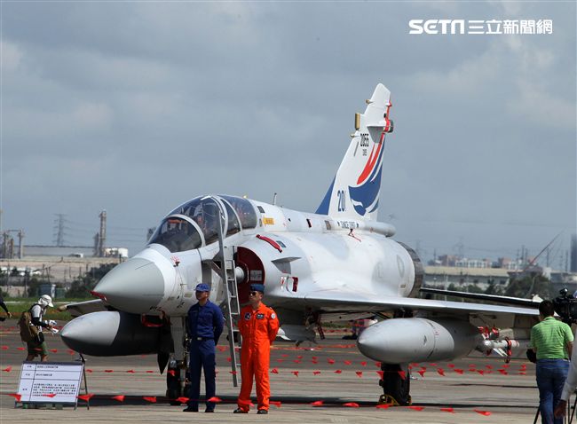 空軍幻象2000彩繪機單機特技操演。（記者邱榮吉/攝影）