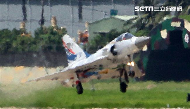 空軍幻象2000彩繪機單機特技操演。（記者邱榮吉/攝影）