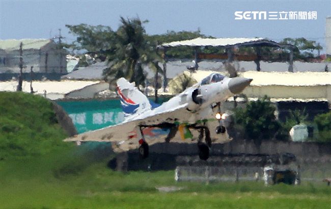 空軍幻象2000彩繪機單機特技操演。（記者邱榮吉/攝影）