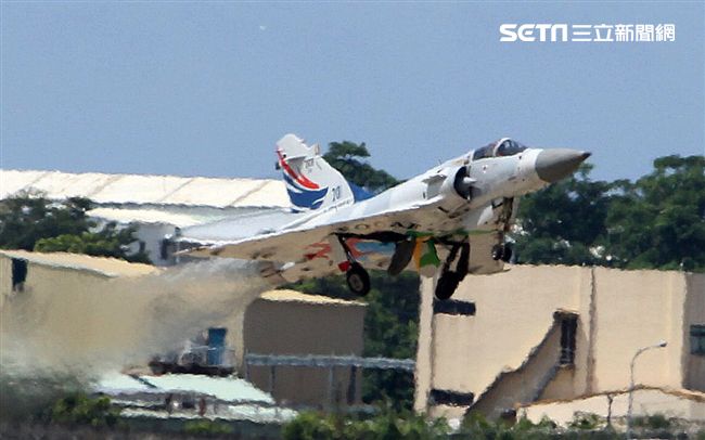 空軍幻象2000彩繪機單機特技操演。（記者邱榮吉/攝影）