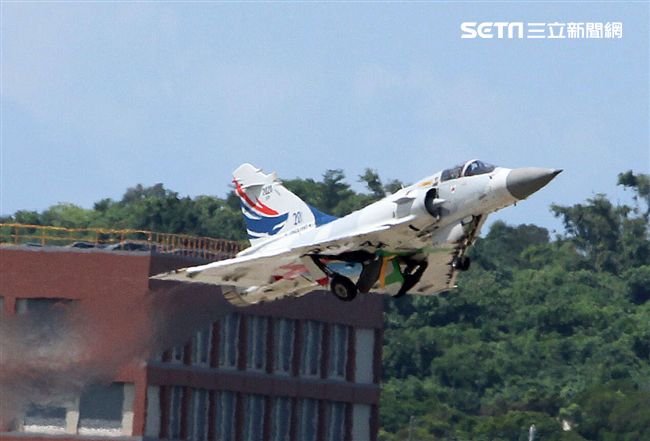 空軍幻象2000彩繪機單機特技操演。（記者邱榮吉/攝影）