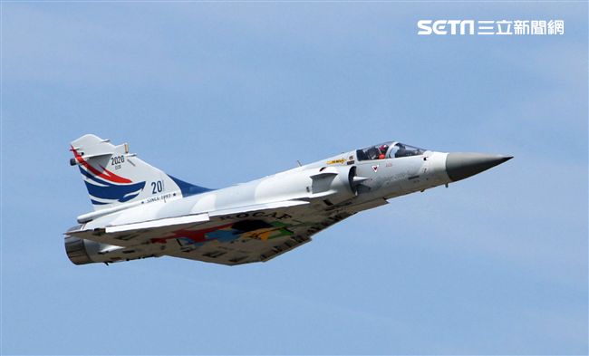 空軍幻象2000彩繪機單機特技操演。（記者邱榮吉/攝影）