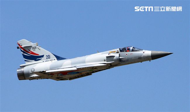 空軍幻象2000彩繪機單機特技操演。（記者邱榮吉/攝影）