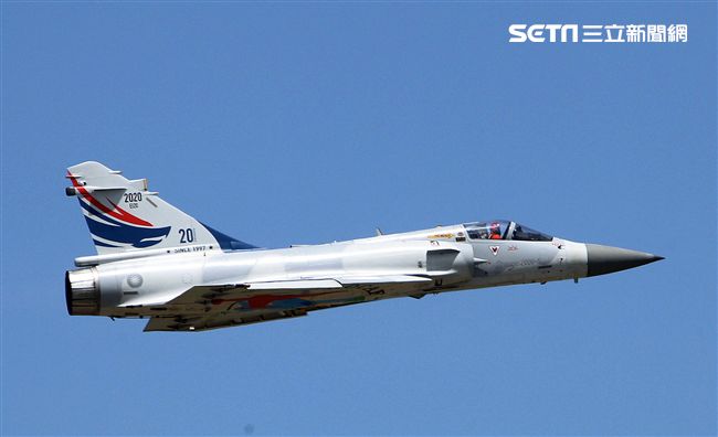 空軍幻象2000彩繪機單機特技操演。（記者邱榮吉/攝影）